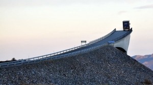 Caminhão na Atlantic Ocean Road