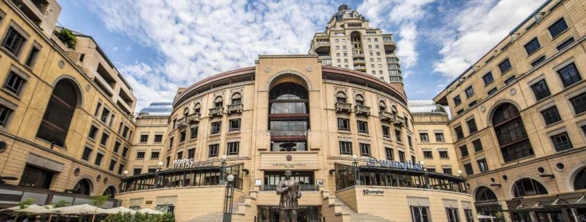 Nelson Mandela Square com restaurantes bares e Shopping