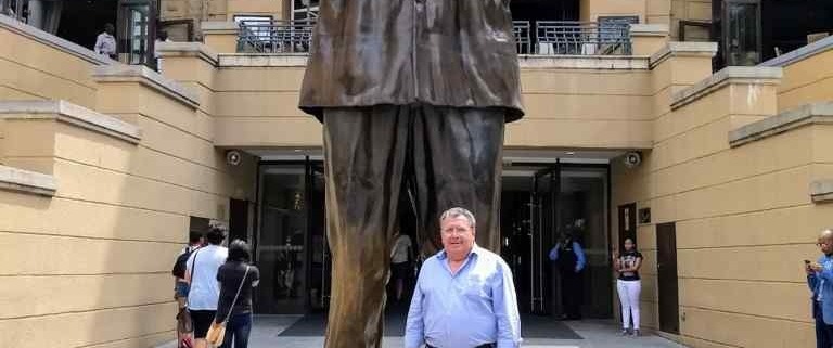 Estátua de Nelson Mandela na praça