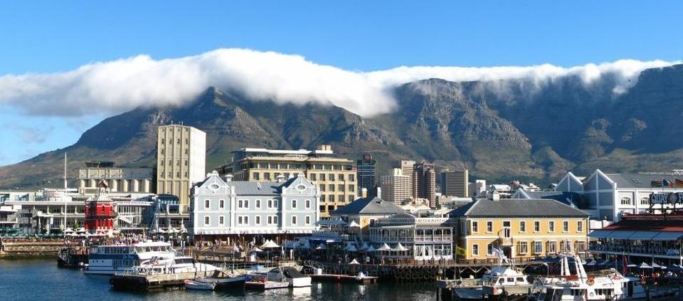 A Montanha da Mesa ao fundo com vista parcial do V&A Waterfront  - Cidade do Cabo