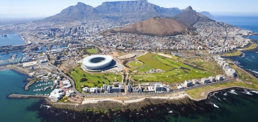 Vista aérea Cidade do Cabo, com parte do Sea Point Promenade, o estádio Green Point e a montanha da mesa ao fundo