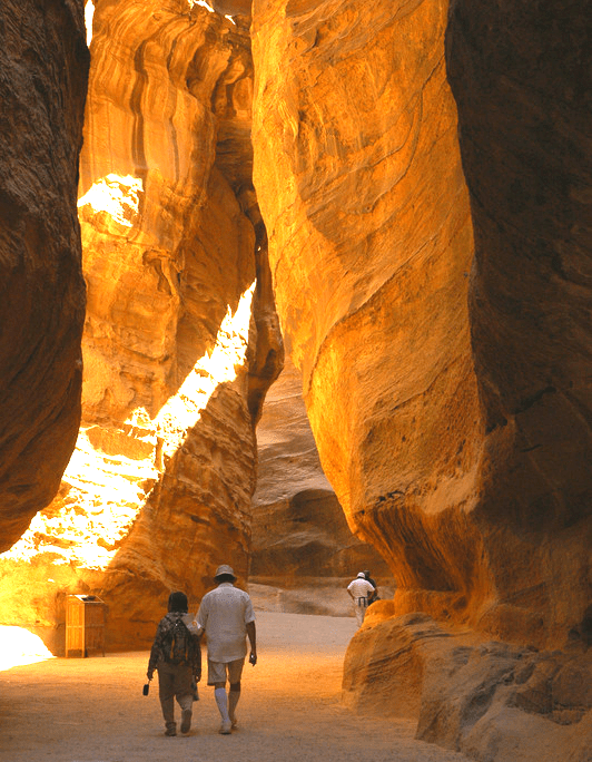 Caminho através do desfiladeiro Siq para se chegar a Petra