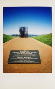 Inscrição da Escultura de Nelson Mandela no local da sua prisão em Howick