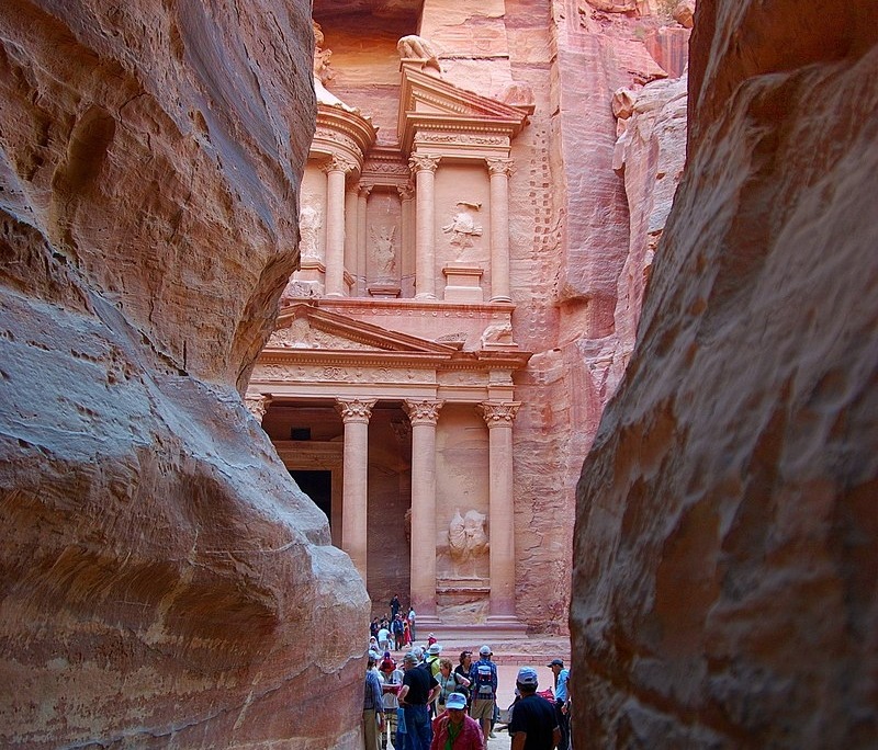 Fim do desfiladeiro Siq e a vista do Al-Khazneh, o Tesouro