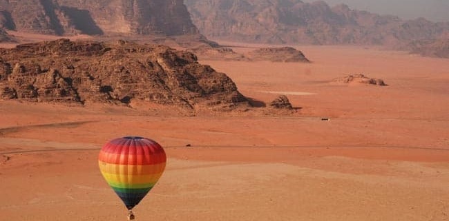 Passeio de balão pelo deserto. Do alto dá para ver o território da Arábia Saudita