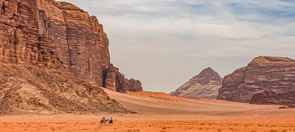 Passeio pelo deserto cavalgando sobre dromedário