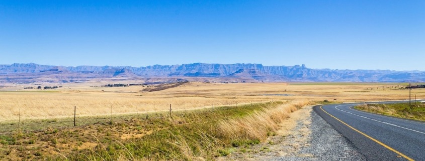 Rodovia entre o parque Nacional Drakesnberg e Midlands Meander