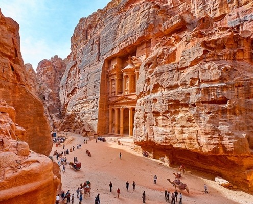 Vista lateral do Templo Al-Khazneh em Petra